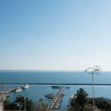 With Marina View Апартаменты *